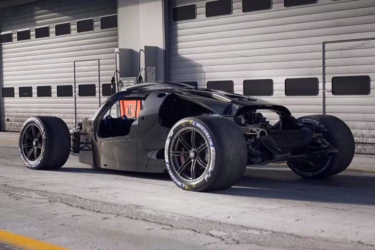 Mới đây, nhà sản xuất ôtô hiệu suất cao của Pháp đã hé lộ một thông tin rất thú vị trên chiếc Bolide. Theo đó, khi trút bỏ lớp vỏ ngoại thất, chiếc siêu xe thuần đua của Bugatti để lộ ra bộ khung liền khối bằng sợi carbon. Dù sử dụng khung gầm Chiron nhưng siêu xe Bugatti Bolide sở hữu khả năng vận hành trong trường đua tốt hơn đáng kể nhờ tỷ lệ công suất/trọng lượng chỉ 0,91 kg/kW.