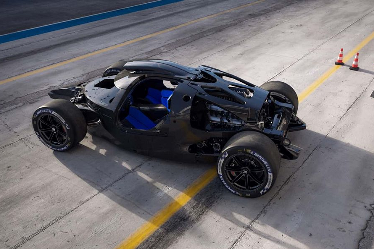 Minh chứng là Bugatti Bolide đã phải trải qua những bài thử nghiệm vô cùng khắt khe. Cụ thể, FIA đã tác động lực tương đương 7,5 tấn lên cột A của Bolide. Chiếc siêu xe hiệu suất cao chỉ được cấp chứng nhận đạt chuẩn khi khung xe không biến dạng quá 50 mm ở điểm tác động. Ngoài ra, kết cấu 100 mm xung quanh khu vực tác động cũng phải chịu được lực tác động nói trên.