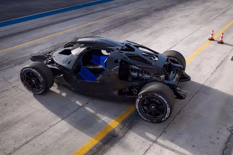 Minh chứng là Bugatti Bolide đã phải trải qua những bài thử nghiệm vô cùng khắt khe. Cụ thể, FIA đã tác động lực tương đương 7,5 tấn lên cột A của Bolide. Chiếc siêu xe hiệu suất cao chỉ được cấp chứng nhận đạt chuẩn khi khung xe không biến dạng quá 50 mm ở điểm tác động. Ngoài ra, kết cấu 100 mm xung quanh khu vực tác động cũng phải chịu được lực tác động nói trên.