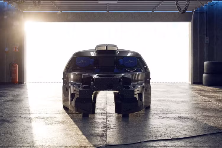 Để đạt chuẩn an toàn xe đua, Bugatti đã thay đổi một số chi tiết trên Bolide, như hệ thống dây an toàn 6 điểm, bình cứu hỏa, ghế ngồi riêng với hệ thống bảo vệ và cố định đầu người lái.