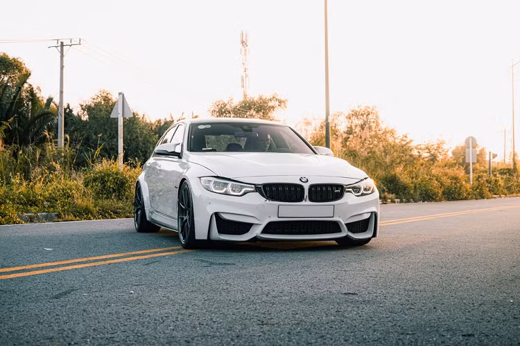 Theo tìm hiểu, đây là chiếc BMW M3 F80 tại Việt Nam dùng để trưng bày cạnh chiếc xe đua M4 DTM tại Triển lãm ôtô Quốc tế Việt Nam lần thứ 2 (VIMS 2016). Kết thúc sự kiện, BMW M3 F80 ngay lập tức tìm được chủ nhân và được chuyển ra Hà Nội định cư.