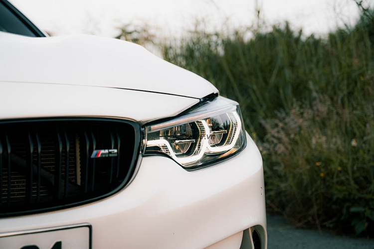 Bên cạnh đó, đuôi gió carbon sau cũng được nâng cấp thêm nhằm nâng cao tính khí động học cho xe. Ống xả nguyên bản đã được thay bằng bộ Akrapovic Full System bao gồm cả Downpipe, không những cho ra âm thanh phấn khích mà còn tăng hiệu năng động cơ rất đáng kể.