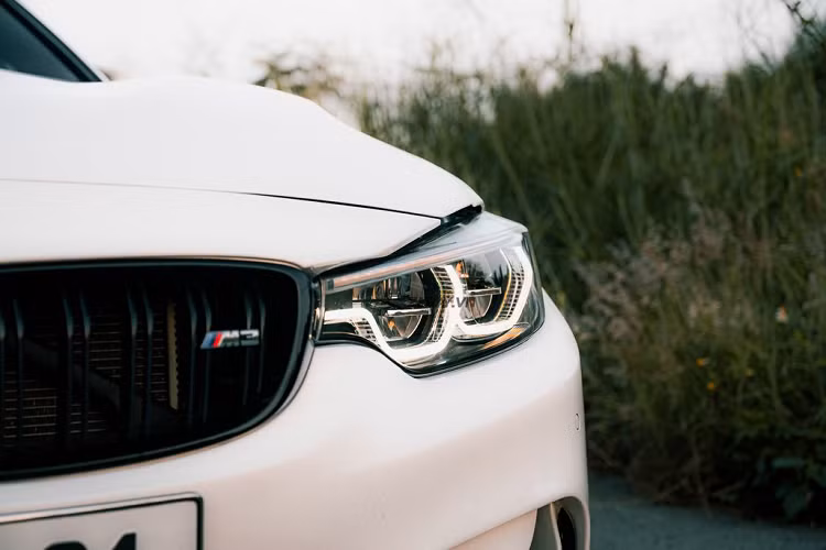 Bên cạnh đó, đuôi gió carbon sau cũng được nâng cấp thêm nhằm nâng cao tính khí động học cho xe. Ống xả nguyên bản đã được thay bằng bộ Akrapovic Full System bao gồm cả Downpipe, không những cho ra âm thanh phấn khích mà còn tăng hiệu năng động cơ rất đáng kể.