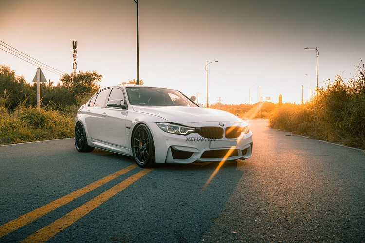 Trên thực tế, chiếc BMW M3 CS độ M3 CS này là mẫu xe chỉ được sản xuất giới hạn 1.200 chiếc trên toàn thế giới với mức giá đắt đỏ. Với những lẽ đó, không quá khó hiểu khi vị chủ nhân này đã quyết định nâng cấp ngoại hình cho chiếc M3 của mình dựa trên phiên bản M3 CS.