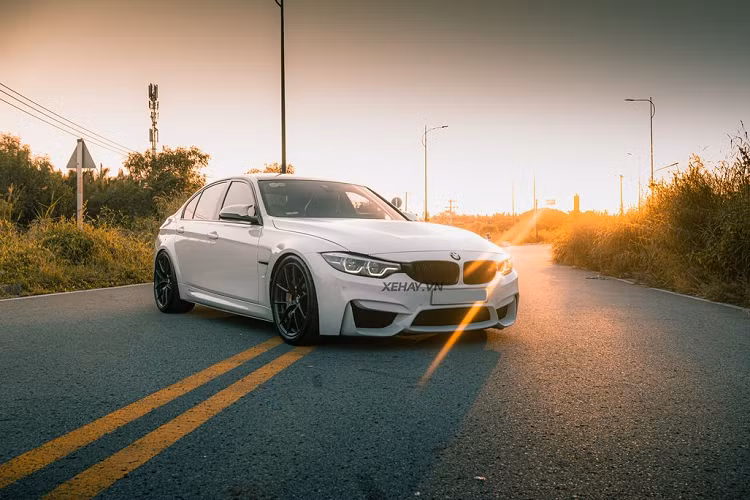 Trên thực tế, chiếc BMW M3 CS độ M3 CS này là mẫu xe chỉ được sản xuất giới hạn 1.200 chiếc trên toàn thế giới với mức giá đắt đỏ. Với những lẽ đó, không quá khó hiểu khi vị chủ nhân này đã quyết định nâng cấp ngoại hình cho chiếc M3 của mình dựa trên phiên bản M3 CS.