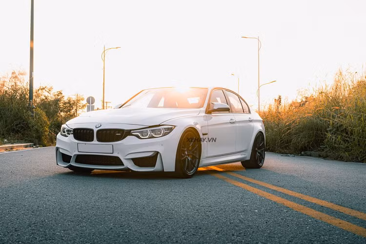 Điều đáng nói là khi về với người chủ hiện tại, chiếc sedan thể thao đã được “lột xác” với gói độ mang phong cách M3 CS.