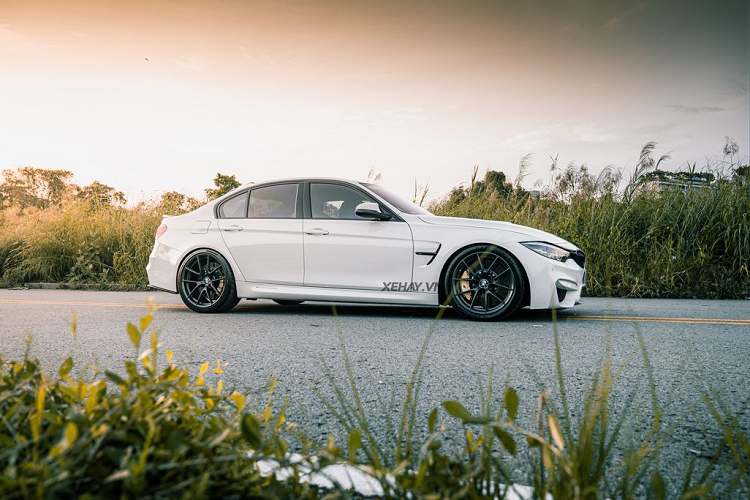 Đầu tiên là bộ mâm dành riêng cho phiên bản đặc biệt M3, M4 CS được chủ nhân đặt từ nước ngoài về để lắp lên chiếc BMW M3 F80. Tiếp đến là bộ phanh ceramic hiệu năng cao của BMW. Nguyên bản, chiếc M3 F80 này vốn đã được BMW trang bị bộ mâm hiệu năng cao M.