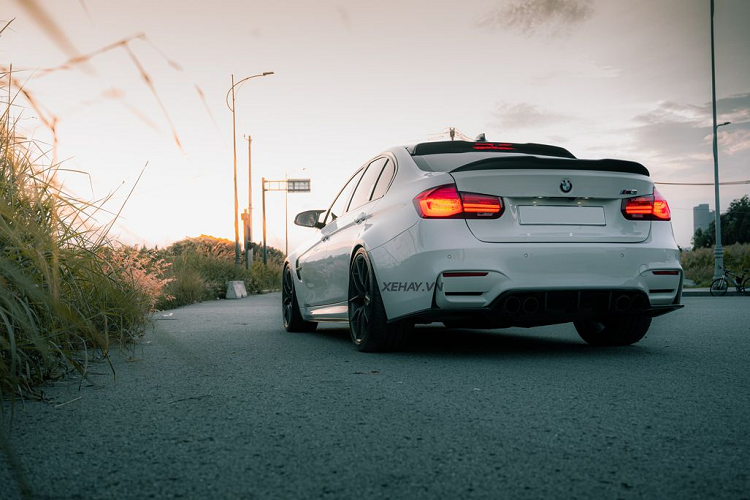 Cung cấp sức mạnh cho BMW M3 F80 là khối động cơ 6 xy-lanh tăng áp kép có dung tích 3.0 lít, sản sinh công suất cực đại 431 mã lực và mô-men xoắn cực đại đạt mức 550 Nm. BMW M3 có thể tăng tốc từ 0-100 km/h trong vòng 4,3 giây khi kết hợp với hộp số ly hợp kép DCT 7 cấp, tốc độ tối đa 250 km/h.