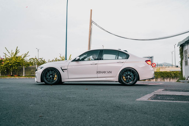 Tuy nhiên, chủ nhân của chiếc sedan thể thao vẫn muốn xe đạt được hiệu năng cao hơn nữa nên đã nâng cấp bộ phanh làm từ chất liệu ceramic cũng của nhà BMW với má phanh và đĩa phanh có đường kính lớn hơn. Nhờ đó mà đĩa phanh có thể chịu được nhiệt cao hơn.