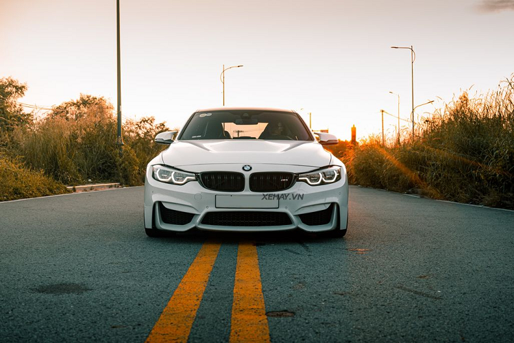 Sau đó, xe đã trải qua vài lần đổi chủ cho đến khi “về chung một nhà” với chủ nhân hiện tại ở TP HCM. Mặc dù đã có “tuổi” (6 năm), nhưng nhìn tổng thể, chiếc BMW M3 F80 hàng hiếm trong bài trông vẫn còn rất mới.