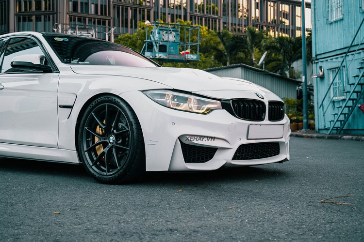 Hoàn thiện cho “ngoại hình” của chiếc sedan thể thao là bộ lốp thiên về đường đua - Michelin Pilot Sport Cup 2 và bộ phuộc KW V3.