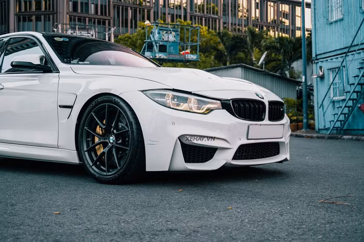 Hoàn thiện cho “ngoại hình” của chiếc sedan thể thao là bộ lốp thiên về đường đua - Michelin Pilot Sport Cup 2 và bộ phuộc KW V3.