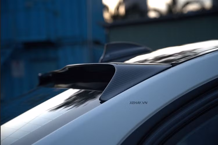 Và để tạo thêm điểm “khác biệt” cho xe, chủ sở hữu còn cho sơn vàng má phanh thay vì để màu xanh dương “quốc dân”. Một trong những chi tiết được nâng cấp đáng chú ý khác là đuôi gió carbon nhỏ được bổ sung thêm ở trên kính sau.