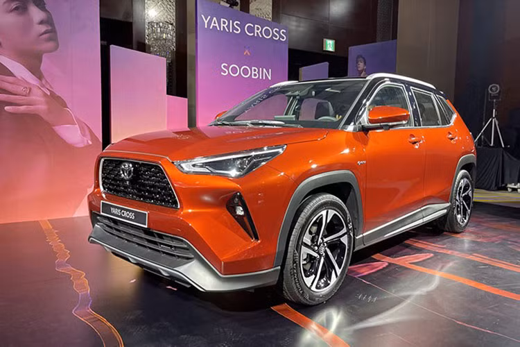  Toyota Yaris Cross đối thủ Hyundai Creta đã chính thức ra mắt thị trường Việt Nam, xe có mức giá bán khởi điểm từ 730 triệu đồng. Tuy nhiên, ngay sau màn ra mắt tân binh nhà Toyota sẽ gặp chút bất lợi, đặc biệt khi một số đối thủ cùng phân khúc SUV cỡ B hiện đang được giảm giá, ví dụ như Hyundai Creta.