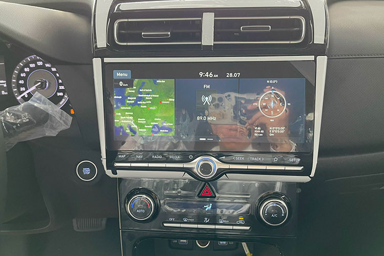 Có thể kể đến một số trang bị đáng chú ý của mẫu SUV cỡ B này như ghế bọc da, có tính năng sưởi/làm mát, bảng đồng hồ kỹ thuật số 10,25 inch, màn hình giải trí 10,25 inch, kết nối Apple Carplay/Android Auto, hệ thống âm thanh 8 loa...