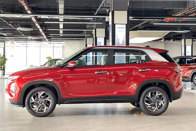 Trong tháng 8/2023 vừa qua, thương hiệu Hyundai chỉ bán được tổng cộng 3.145 chiếc xe cho khách hàng Việt Nam, giảm 22% so với tháng liền trước. Trong đó, Hyundai Creta đạt doanh số chỉ 366 xe, giảm 33,5% so với tháng 7/2023. Với kết quả này, Hyundai Creta đã bị đối thủ đồng hương Kia Seltos vượt mặt và nằm ở vị trí thứ 3 trong phân khúc SUV cỡ B về mặt doanh số.