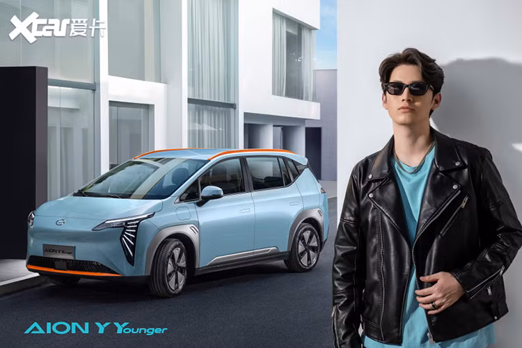 Sức mạnh của SUV cỡ C GAC Aion Y Younger 2023 đến từ một động cơ điện duy nhất mang đến công suất tối đa 134 mã lực và mô-men xoắn cực đại 176 Nm, cùng bộ pin lithium iron phosphate 51,9 kWh với phạm vi hành trình di chuyển sau 1 lần sạc đầy là 430 km.