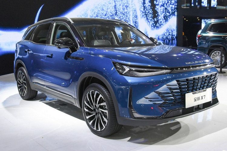 Mẫu xe SUV Beijing X7 2023 sở hữu kích thước rộng rãi hàng đầu phân khúc với chiều dài x rộng x cao lần lượt là 4.755 1.892 x 1.715 (mm) và chiều dài cơ sở 2.800 mm. So với phiên bản cũ, xe dài hơn 45mm. Điểm nhấn ấn tượng của xe là khu vực mặt ca lăng có thiết kế độc đáo.