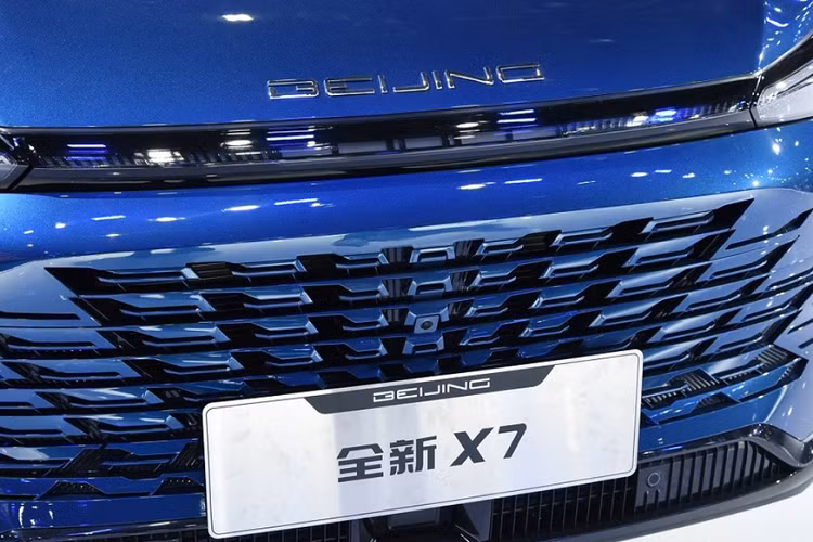 Ngoài ra, xe có hốc gió trung tâm khá hẹp nằm bên dưới, nối liền với khe gió nằm dọc ở hai góc cản trước bằng nẹp màu tối. Đuôi xe thay đổi nhẹ với cụm đèn hậu và cản sau thiết kế lại, logo chữ nổi “Beijing” dời xuống dưới, nằm giữa 2 đèn hậu. Ở phía dưới, cản sau có thiết kế thể thao hơn, bốn đầu ống xả giả mạ crom sáng bóng tạo điểm nhấn.