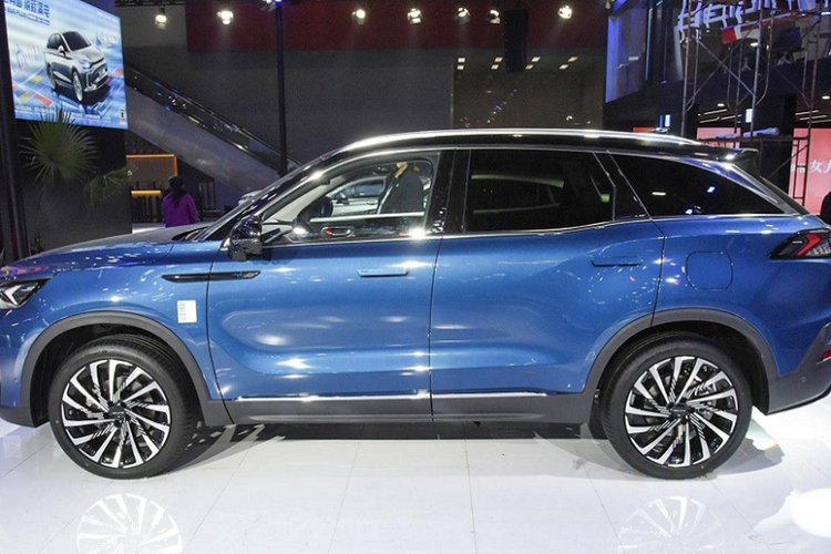 Theo đó, cụm lưới tản nhiệt được thiết kế không viền và sơn cùng màu với thân xe, tạo hiệu ứng không gian ba chiều. Kiểu thiết kế này được thừa hưởng từ mẫu xe Beijing Rubik's Cube ra mắt từ giữa năm ngoái. Thiết kế đèn pha trên Beijing X7 mới cũng lạ mắt hơn so với đèn pha của phiên bản trước.