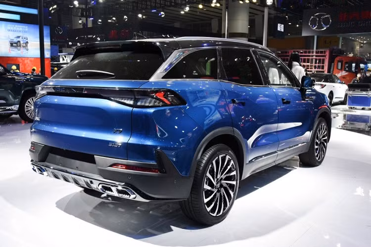 Beijing X7 phiên bản mới không được nâng cấp về trang bị vận hành. Nằm dưới nắp capo của xe vẫn là khối động cơ xăng tăng áp 1.5L 4 xi-lanh sản sinh công suất 188 mã lực và mô-men xoắn cực đại 275 Nm, kết hợp với hộp số tự động ly hợp kép 7 cấp.