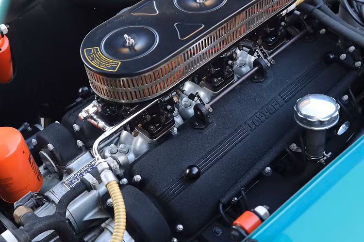 Mẫu xe có kính chắn gió lớn, nội thất tối giản, ghế thể thao lấy cảm hứng từ những chiếc xe đua. Màu này (MM 16240 Azzurro Metallizzato) là màu hiếm ban đầu chỉ xuất hiện trên một số lượng cực ít các mẫu 250 GT thân Pininfarina được chế tạo từ năm 1960 đến 1962.