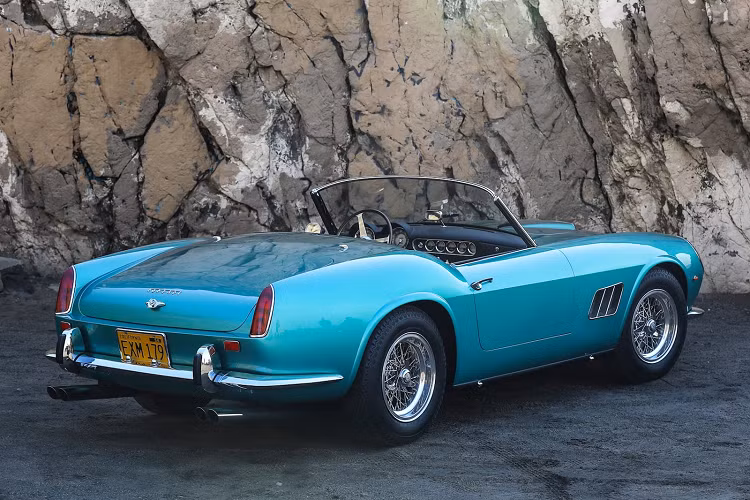 Đây là một trong số 37 chiếc siêu xe Ferrari 250 GT SWB California duy nhất được chế tạo từ năm 1960 đến năm 1963 và có đèn chiếu sáng có phần ốp kính và mẫu xe này có màu sơn Azzurro Metallizzato độc đáo kết hợp nội thất bằng da Naturale.