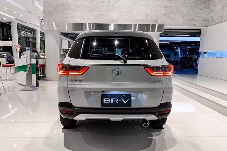 Chưa hết, Honda BR-V 2023 ở Việt Nam còn có gói công nghệ an toàn chủ động Honda Sensing trên bản L cao cấp. Gói này bao gồm những tính năng như phanh giảm thiểu va chạm, đèn pha thích ứng tự động,...