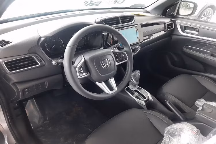 Trong khi đó, ở thị trường Indonesia, xe có những trang bị ngoại thất đáng chú ý như đèn pha LED, dải đèn LED định vị ban ngày, đèn sương mù trước dạng LED, đèn hậu LED, gương chiếu hậu gập điện/chỉnh điện/tích hợp đèn báo rẽ LED và vành hợp kim 17 inch.