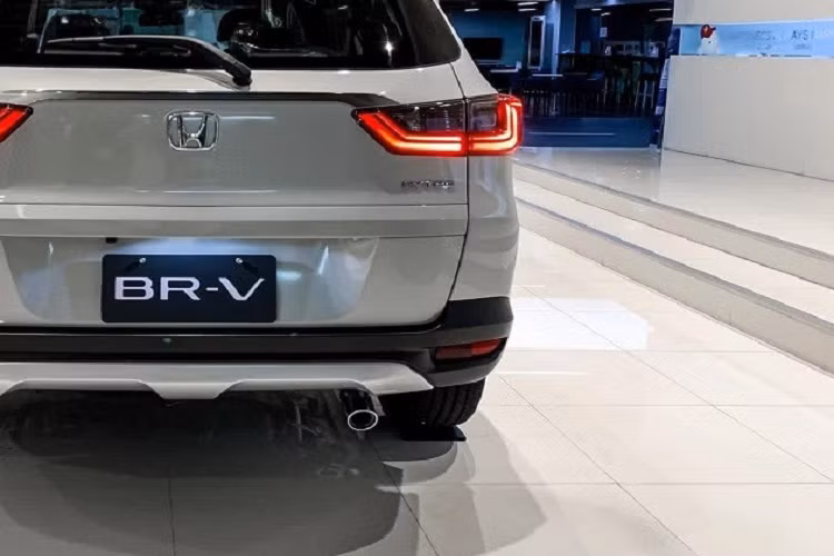 Các trang bị khác như; tính năng khởi động máy từ xa, bệ tì tay cho 2 hàng ghế đầu và ổ điện cho cả hàng ghế cuối. Đáng tiếc là xe vẫn dùng phanh tay chỉnh cơ thay vì phanh tay điện tử như một số đối thủ cùng phân khúc.