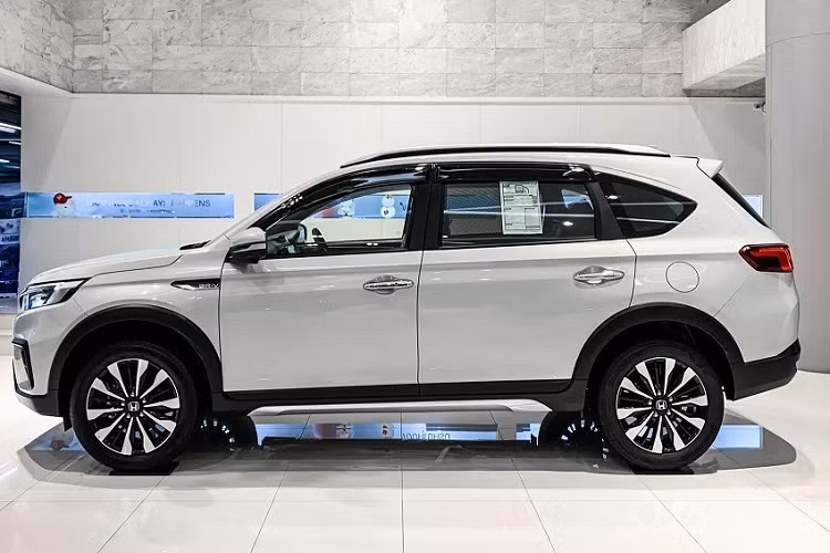 Khác với xe ở Indonesia, Honda BR-V 2023 tại Việt Nam sẽ không có tùy chọn hộp số sàn. Thay vào đó, xe chỉ có hộp số tự động biến thiên vô cấp CVT. Có vẻ như hãng Honda không định vị BR-V là xe chạy dịch vụ nên không bán bản số sàn ở Việt Nam. 