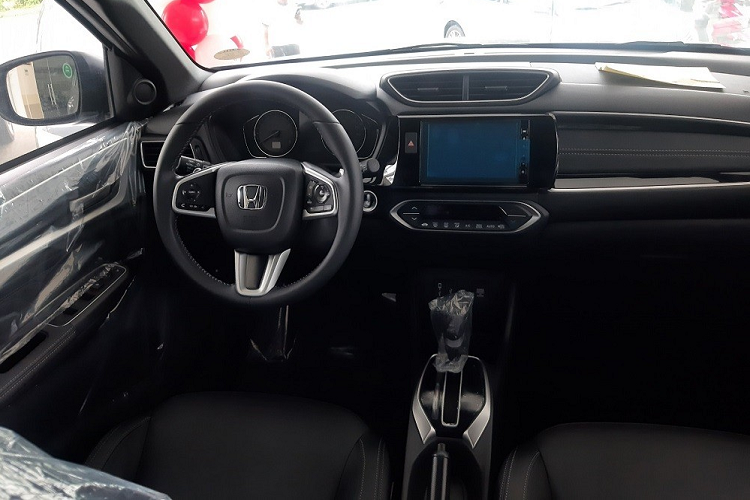 Bên trong mẫu xe này là không gian nội thất 3 hàng ghế với 7 chỗ ngồi giống nhiều đối thủ trong cùng phân khúc. Theo hãng Honda, BR-V là mẫu xe có không gian nội thất rộng rãi nhất phân khúc nhờ chiều dài 4.490 mm, chiều rộng 1.780 mm, chiều cao 1.651 mm và chiều dài cơ sở 2.700 mm. 