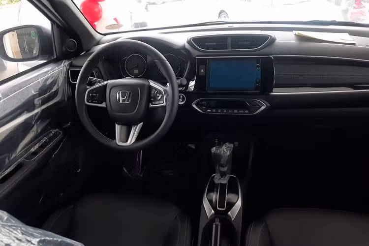 Bên trong mẫu xe này là không gian nội thất 3 hàng ghế với 7 chỗ ngồi giống nhiều đối thủ trong cùng phân khúc. Theo hãng Honda, BR-V là mẫu xe có không gian nội thất rộng rãi nhất phân khúc nhờ chiều dài 4.490 mm, chiều rộng 1.780 mm, chiều cao 1.651 mm và chiều dài cơ sở 2.700 mm. 