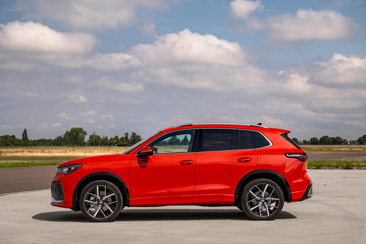 Cuối cùng là động cơ xăng 4 xi-lanh, dung tích 2.0L cũng có 2 mức sức mạnh là 201 mã lực và 262 mã lực. Động cơ này đi kèm với hệ dẫn động 4 bánh toàn thời gian 4Motion. Thay đổi còn lại là hệ thống giảm xóc thích ứng DCC Pro mới, tương tự loại dùng cho Volkswagen Passat 2024. Hệ thống này mang lại cảm giác thoải mái hơn cho hành khách trên xe đồng thời tăng khả năng kiểm soát xe.