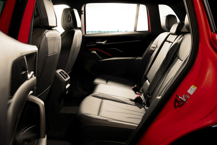 Ở 2 phiên bản PHEV, xe có thể chạy 100 km mà không cần dùng động cơ xăng nhờ cụm pin 19,7 kWh. Xe có thể dùng sạc chậm AC hoặc sạc nhanh DC 50 kW. Thời gian tăng dung lượng pin từ 10-80% bằng sạc nhanh là 25 phút. Tiếp theo đó là 2 hệ truyền động mild hybrid với động cơ xăng 4 xi-lanh, dung tích 1.5L.