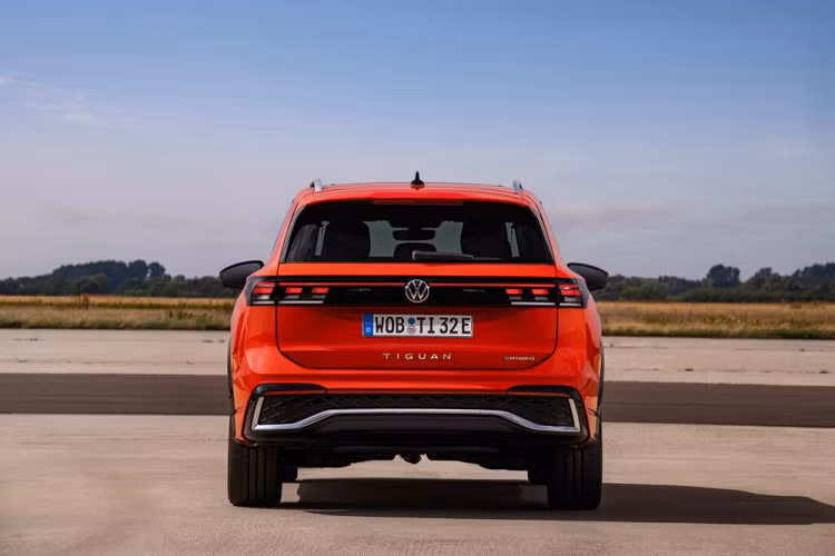 Ngoài ra, bản R-Line còn sở hữu khe gió cỡ lớn hơn ở hai góc đầu xe và nẹp hốc bánh cũng như cản sau màu đen bóng làm điểm nhấn. Vành la-zăng của bản R-Line đương nhiên cũng thể thao và lớn hơn bản thường.