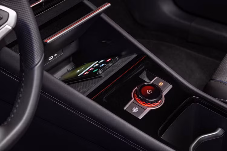 Những trang bị nội thất đáng chú ý tiếp theo là ghế ergoActive Plus mới với tính năng massage, bảng đồng hồ kỹ thuật số 10,25 inch, màn hình hiển thị thông tin kính lái HUD và tính năng điều khiển bằng giọng nói. Ở bản R-Line, Volkswagen Tiguan 2024 sẽ đi kèm bộ bàn đạp ốp kim loại và đèn viền màu đỏ để toát ra chất thể thao.