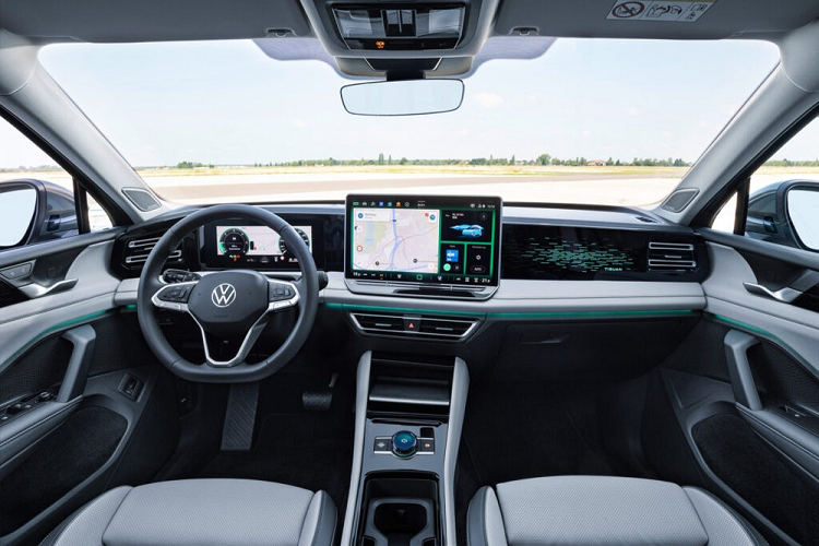 Tương tự ngoại thất, nội thất của Volkswagen Tiguan 2024 cũng được thổi làn gió mới theo phong cách hiện đại và công nghệ cao hơn. Theo xu hướng chung của ngành công nghiệp ô tô, Volkswagen đã trang bị màn hình cảm ứng trung tâm cỡ lớn (15 inch) và đặt nổi trên mặt táp-lô cho mẫu SUV cỡ C này. Sự xuất hiện của màn hình này khiến phần lớn các phím cơ học của xe bị loại bỏ.