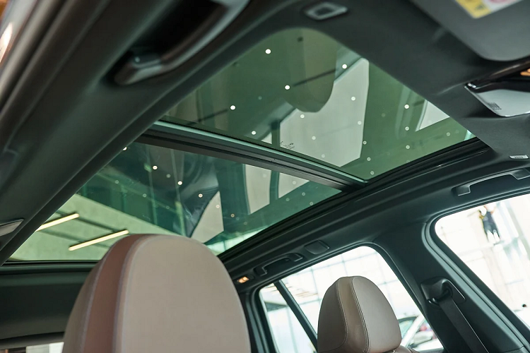 Ngoài ra, giúp định hình cho phong cách thể thao của BMW iX3 là các trang bị nổi bật như ốp hốc gió cỡ lớn, logo M Sport, khe hút gió thấp đi kèm bộ điều khiển cánh đảo gió chủ động 10 giai đoạn, giúp làm mát các bộ phận của hệ thống truyền động.