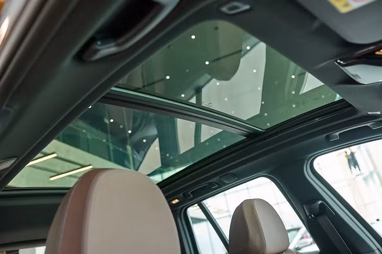 Ngoài ra, giúp định hình cho phong cách thể thao của BMW iX3 là các trang bị nổi bật như ốp hốc gió cỡ lớn, logo M Sport, khe hút gió thấp đi kèm bộ điều khiển cánh đảo gió chủ động 10 giai đoạn, giúp làm mát các bộ phận của hệ thống truyền động.