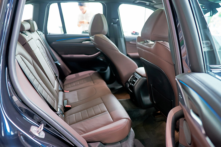 Các điểm nhấn màu xanh lam trên nút Start/Stop - được đặt ở bảng điều khiển trung tâm - cần số và biểu tượng BMW trên vô lăng cho thấy đây là hệ thống truyền động thuần điện. Tất cả ghế trên BMW iX3 được bọc da Vernasca cao cấp, kính xe cách âm và chống nhiệt được trang bị tiêu chuẩn. Thêm vào đó BMW iX3 cũng cho thấy sự rộng rãi của một mẫu xe gầm cao khi sở hữu khoang hành lý có thể tích lớn lên đến 1,560 lít khi được mở rộng.