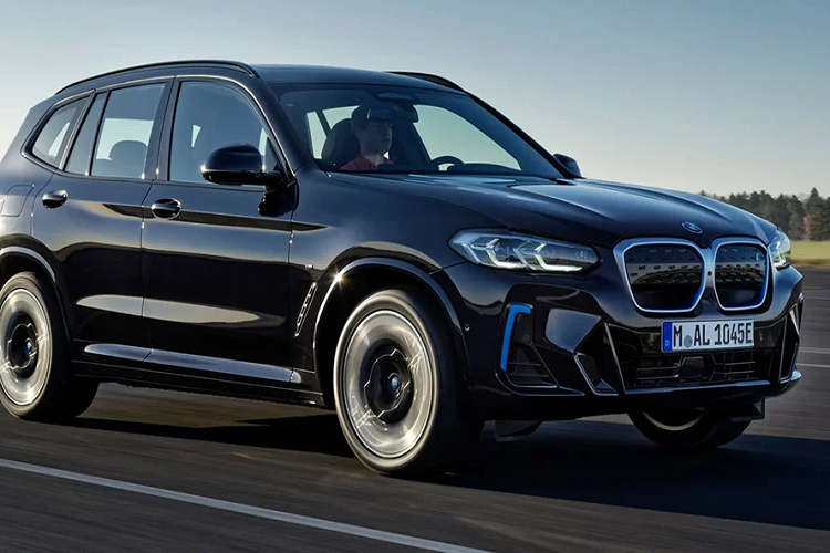 Xe được trang bị mâm khí động học M 20 inch, kiểu 890 M Bicolour. Thiết kế tổng thể giúp BMW iX3 tối ưu tính khí động học của xe với hệ số cản gió thấp (Cd: 0,29), điều này có tác động tích cực đến khả năng vận hành của xe, đặc biệt là một mẫu xe chạy điện.