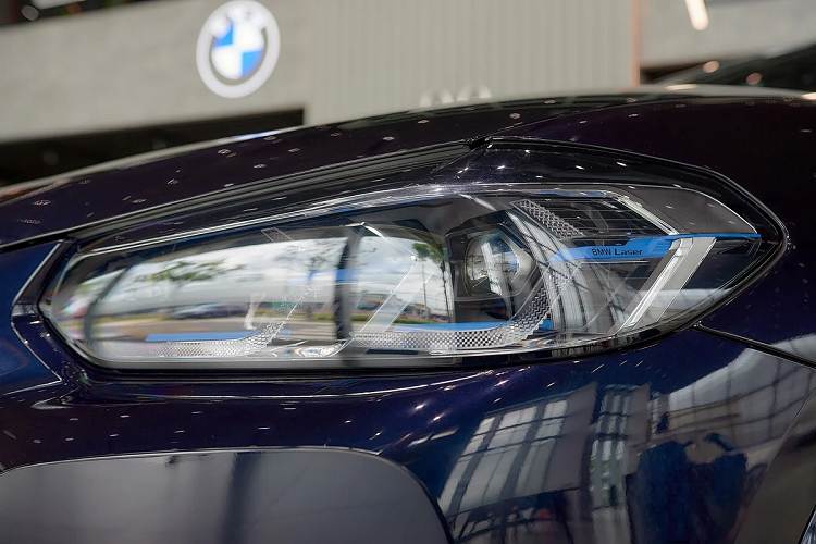 Động cơ điện trong BMW iX3 hoạt động theo nguyên tắc kích thích đồng bộ bằng điện và có hiệu suất vượt trội hơn so với các giải pháp khác trên thị trường. Sự kích thích của rôto không được tạo ra bởi các nam châm vĩnh cửu cố định, mà là sự cung cấp năng lượng điện liên tục. Điều này giúp hạn chế sử dụng kim loại hiếm cho việc sản xuất các thành phần từ tính của rôto.