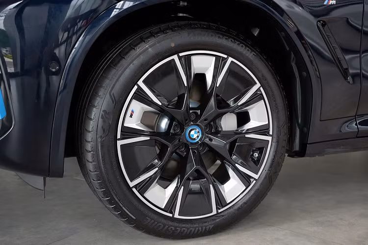 Hệ thống truyền động của BMW iX3 mang đến hiệu suất vượt trội và vận hành êm ái. Đây là kết quả của sự kết hợp giữa công nghệ dẫn động tiên tiến và lượng khí thải từ ống xả bằng 0. Mẫu SAV chạy thuần điện này được trang bị công nghệ BMW eDrive thế hệ thứ năm mới nhất bao gồm động cơ điện độc quyền do tập đoàn BMW phát triển.