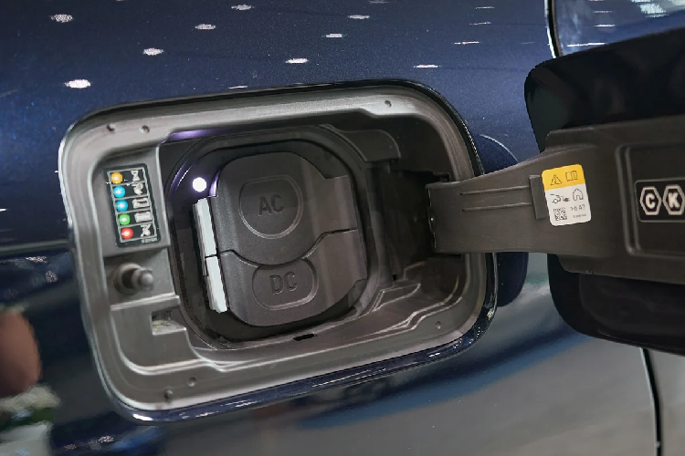 Khoang nội thất của BMW iX3 nổi bật ở phong cách thể thao. Ghế lái được trang bị chức năng bơm lưng và điều khiển độ ôm, hàng ghế trước được trang bị hệ thống sưởi. Bảng điều khiển bọc da Sensatec, khoang lái BMW Live Cockpit Professional được trang bị màn hình điều khiển trung tâm 12,3 inch cùng bảng đồng hồ kỹ thuật số 12,3 inch, hiển thị mọi thông tin cần thiết cho người lái một cách trực quan và rõ nét.