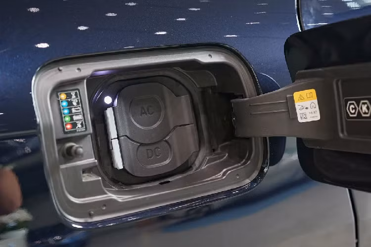 Khoang nội thất của BMW iX3 nổi bật ở phong cách thể thao. Ghế lái được trang bị chức năng bơm lưng và điều khiển độ ôm, hàng ghế trước được trang bị hệ thống sưởi. Bảng điều khiển bọc da Sensatec, khoang lái BMW Live Cockpit Professional được trang bị màn hình điều khiển trung tâm 12,3 inch cùng bảng đồng hồ kỹ thuật số 12,3 inch, hiển thị mọi thông tin cần thiết cho người lái một cách trực quan và rõ nét.