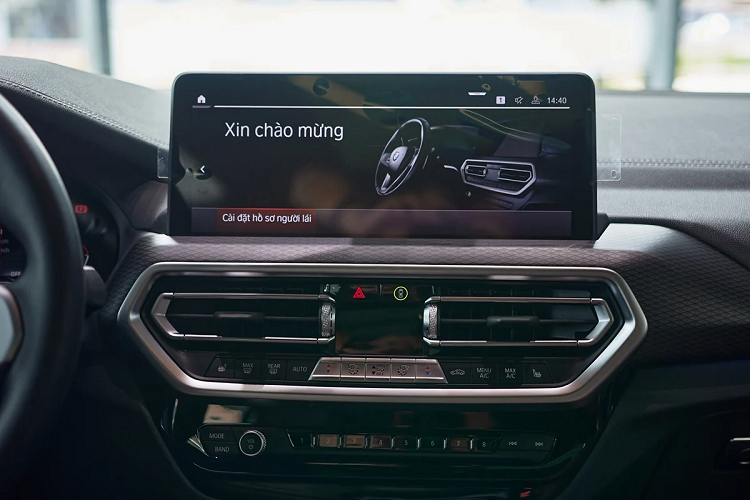 Hệ thống giải trí trên BMW iX3 nổi bật với dàn loa Harman Kardon 16 loa, công suất 464W. BMW iX3 được trang bị với chuỗi âm thanh (BMW IconicSounds) Start/Stop được phát triển dựa trên sự hợp tác giữa nhà soạn nhạc danh tiếng Hans Zimmer và Giám đốc sáng tạo Renzo Vitale. Khi nhấn nút Start/Stop, một hiệu ứng âm thanh ngắn được phát ra tạo nên trải nghiệm lái xe điện thú vị và hiện đại hơn.