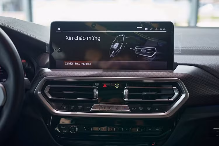 Hệ thống giải trí trên BMW iX3 nổi bật với dàn loa Harman Kardon 16 loa, công suất 464W. BMW iX3 được trang bị với chuỗi âm thanh (BMW IconicSounds) Start/Stop được phát triển dựa trên sự hợp tác giữa nhà soạn nhạc danh tiếng Hans Zimmer và Giám đốc sáng tạo Renzo Vitale. Khi nhấn nút Start/Stop, một hiệu ứng âm thanh ngắn được phát ra tạo nên trải nghiệm lái xe điện thú vị và hiện đại hơn.