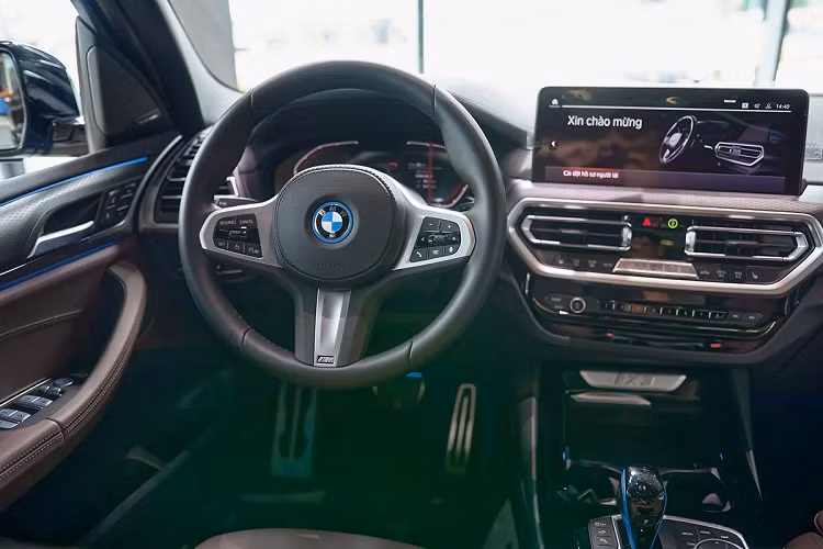 Đèn pha được trang bị công nghệ chiếu sáng BMW Laserlight tiên tiến cho tầm chiếu sáng lên đến hơn 550m. Ở tốc độ 60 km/h, đèn Laserlight sẽ chủ động tăng phạm vi chiếu xa lên tối đa 650 mét, đảm bảo tầm nhìn, đặc biệt khi di chuyển trên đường cao tốc.