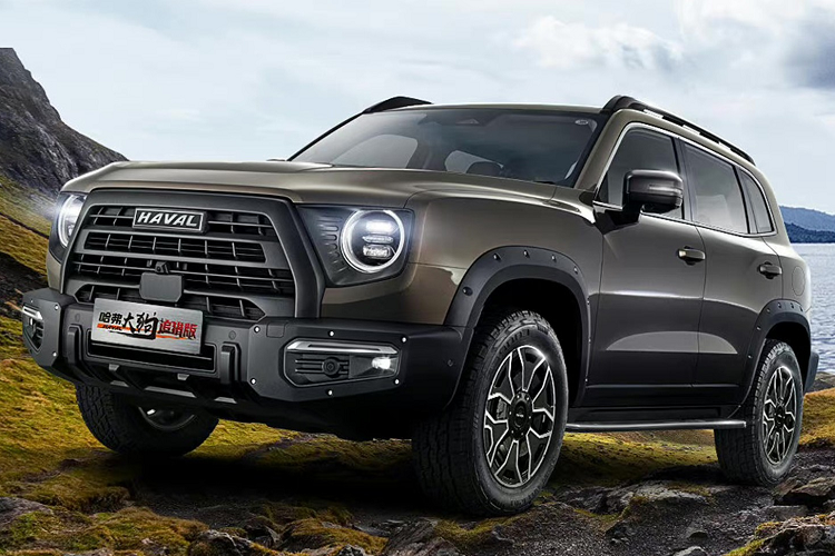 Xe được trang bị chip Qualcomm Snapdragon 8155, màn hình hiển thị W-HUD 9 inch, hộc đựng đồ 35 chỗ, tay nắm off-road gia cố, ghế trẻ em (hỗ trợ kết nối Bluetooth, có hai chế độ thông minh, sưởi ấm và thông gió), tủ lạnh thông minh, cốc nước thông minh, máy tạo độ ẩm thông minh, xả ngược 220V, sạc không dây 50W, đèn đuổi muỗi cắm trại. Xe có chức năng đỗ xe tự động từ xa thông qua điện thoại.